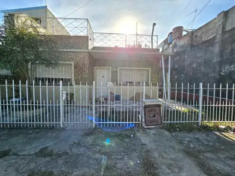 VENTA CASA 3 AMB, V. LUZURIAGA, A REFACCIONAR