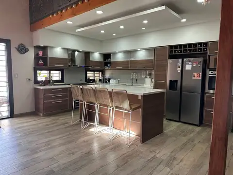 CASA EN VENTA 5 AMB C/PISCINA Y 2 COCHERAS MORON