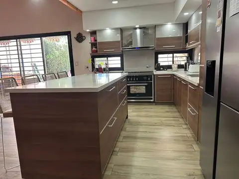 Casa 5 ambientes con 2 baños