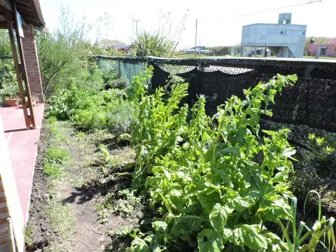 Amplia casa con 3 deptos.