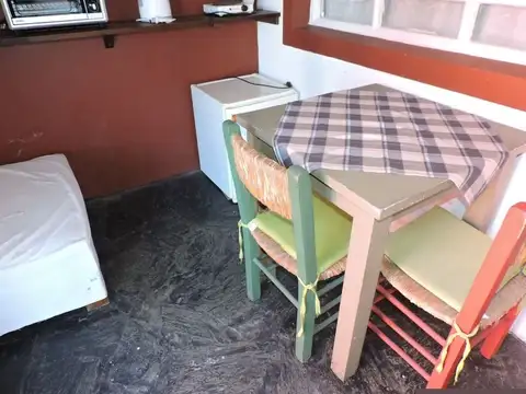 Amplia casa con 3 deptos.