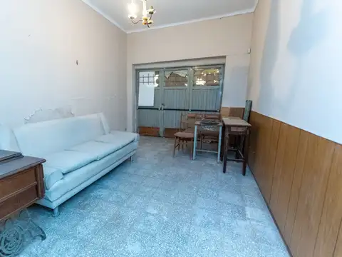 Casa al frente B° Candioti Sur, a Refaccionar.