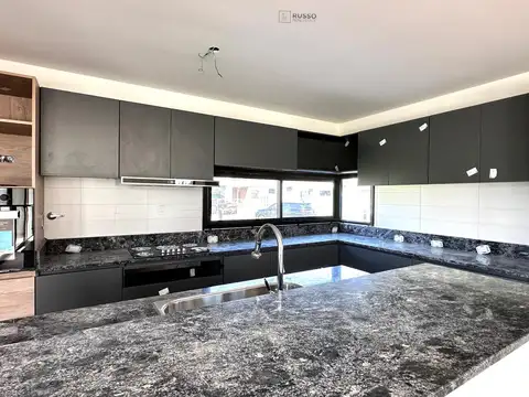 CASA EN VENTA CON SALIDA AL RIO - BARRIO CANAL
