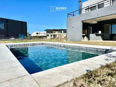 CASA EN VENTA CON SALIDA AL RIO - BARRIO CANAL
