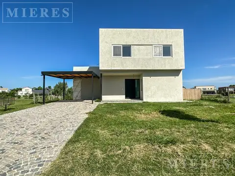 Casa en venta sobre lote a la laguna en El Cantón barrio Islas