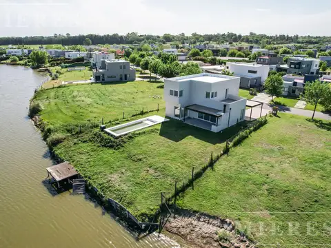 Casa en venta sobre lote a la laguna en Barrio Islas El Cantón Escobar