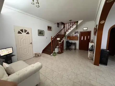 Venta casa 5 ambientes en Banfield con quincho