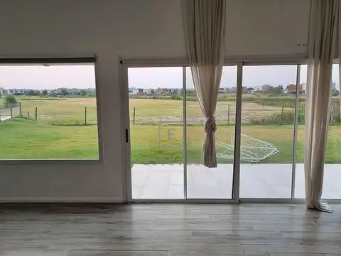 Casa en Venta en El Cantón - Barrio Golf, USD 370.000