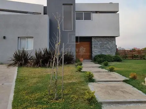 Casa en venta con renta al Golf con Pileta. Barrio Cerrado El Canton, Escobar