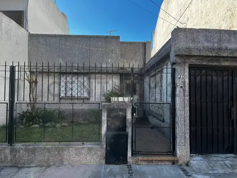 Venta de dos casas a reciclar en Villa Dominico. Avellaneda.