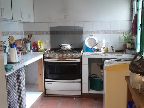 Casa 6 ambientes con 2 baños