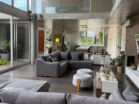 Casa 8 ambientes con 5 baños