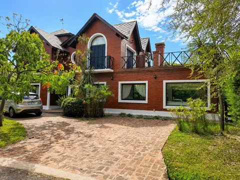 Casa en Alquiler con 3 cocheras