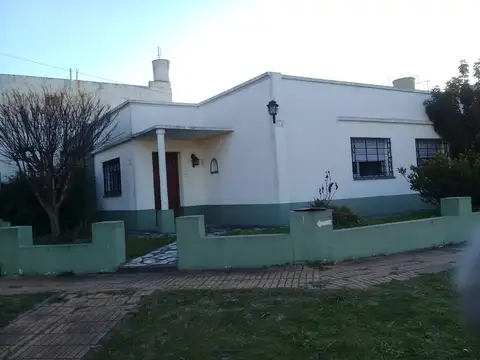 L. DE LA TORRE esq.1°de MAYO