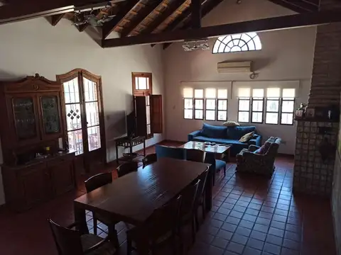 LA CAROLINA - Pque arbolado de 2500m² Casa de 238m²/ Pileta