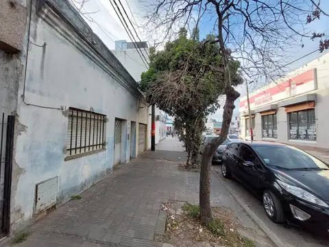 Casa al Frente  y 4 deptos a terminar.