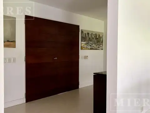 Casa en Alquiler con 4 cocheras