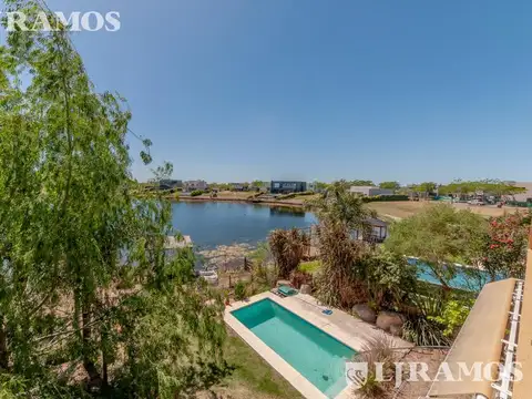 Casa sobre el lago en venta en el Barrio Vistas