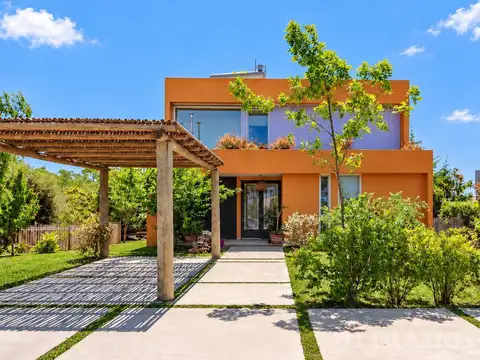 Casa sobre el lago en venta en el Barrio Vistas