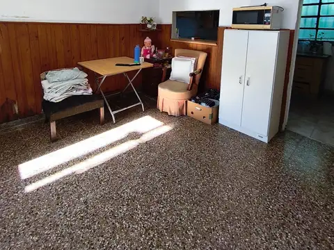 Casa 9 ambientes con 2 baños