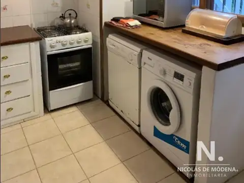 Vende impecable casa, de 3 dormitorios, con Parrillero en Cantegril- Punta del Este