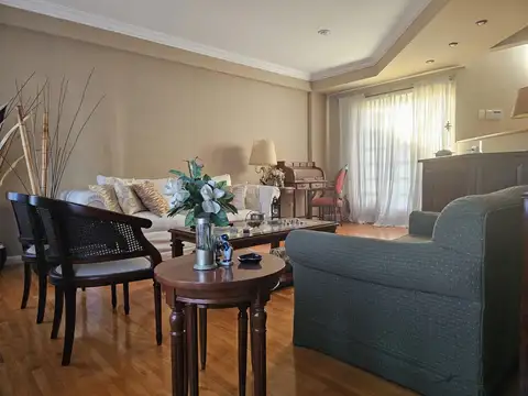 Excelente chalet 335 m² cubiertos. 5 dormitorios. Jardín con pileta y quincho
