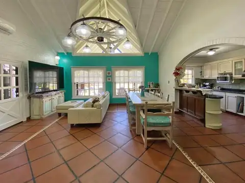 Casa en Venta con 4 cocheras