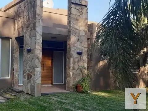 Casa en venta - 2 Dormitorios 3 Baños - Cocheras - 1.800Mts2 - Moreno