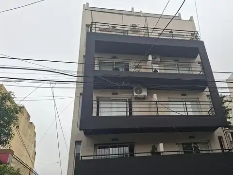 LINIERS 1 AMBIENTE CON BALCOPN AL FRENTE