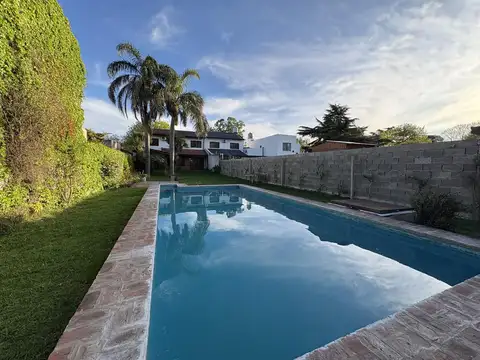 Casa en City Bell en Alquiler con parque y pileta