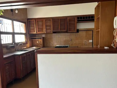 Casa en City Bell en Alquiler con parque y pileta