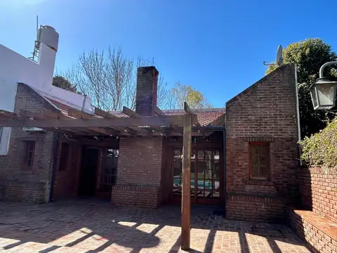 Casa en Alquiler con 2 cocheras