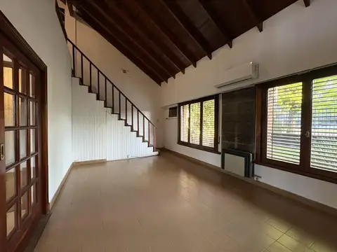 Casa en City Bell en Alquiler con parque y pileta