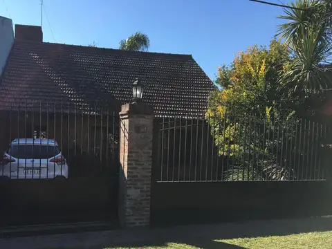 Casa 6 ambientes con 2 baños