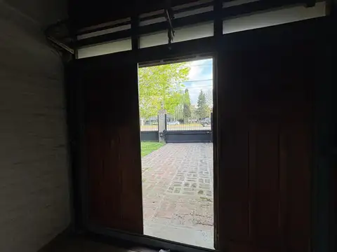 Casa en Alquiler con 2 cocheras