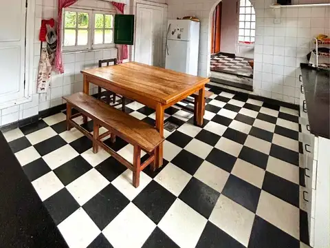 Casa 9 ambientes con 4 baños