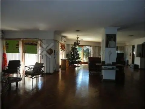 Casa en Alquiler con 3 cocheras