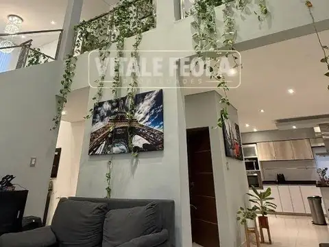 Casa en Alquiler con 4 cocheras