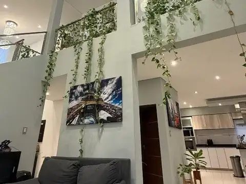 Casa en Alquiler con 4 cocheras