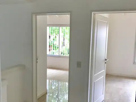 Casa en Alquiler con 2 cocheras