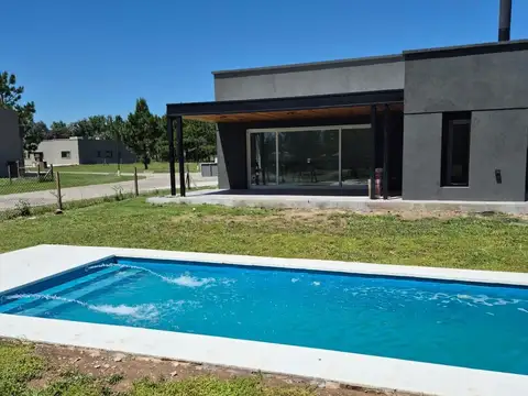 Casa 6 ambientes con 2 baños