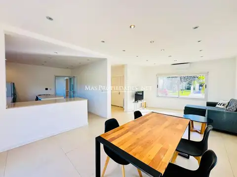 Casa en Alquiler con 2 cocheras