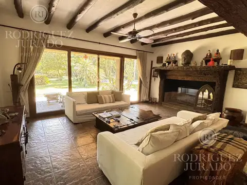 Casa en Venta con 2 cocheras