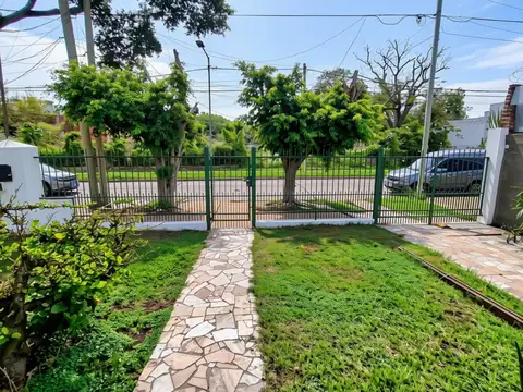 Casa 3 amb. venta Villa Lynch c/parque y quincho