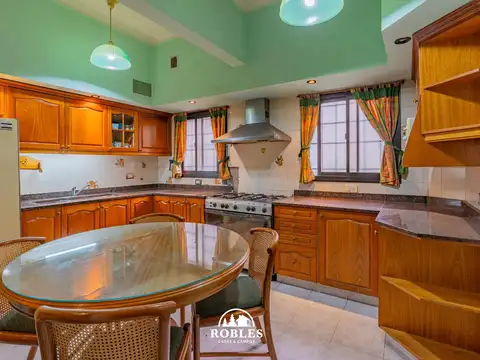 Casa 5 ambientes con 2 baños