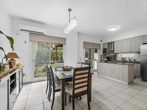 Casa 4 ambientes con 2 baños