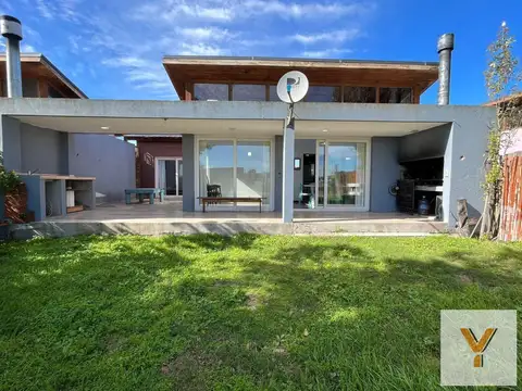 Casa en venta - 3 Dormitorios 2 Baños - 114Mts2 - Ostende