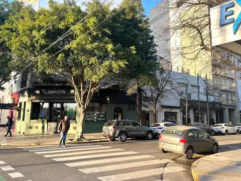 2 LOCALES  COMERCIALES + 3 DEPTOS. EN BLOCK