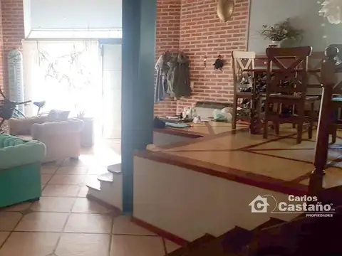 Moderna e Impecable Casa 4 Amb. en Exc. Sector
