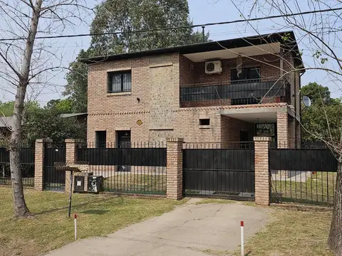 Casa 3 dormitorios con cochera y patio verde